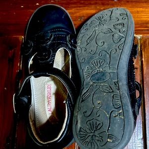 Kids flats in black. Velcro closure. Flower embellishments